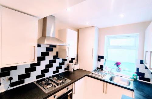 Crystal House Flat 3 - free private parking - metro - Foto 28