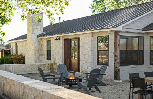 Relaxing Hill Country Home with Outdoor Fire Pit - Photo 3