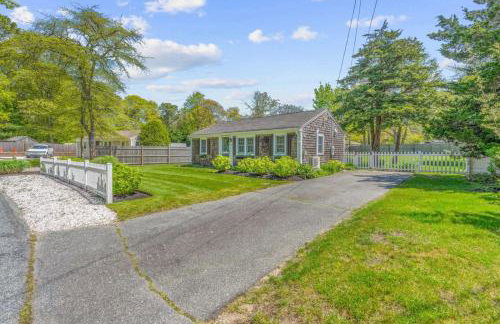 Cottage Oasis by Lake with Kayaks Fire Pit and a Huge Yard - Foto 1