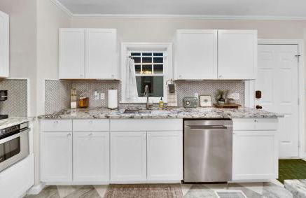 Romantic escape, hot tub, fireplace, massage room! - Foto 11