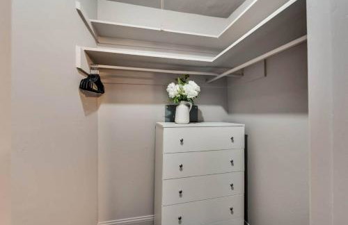 Contemporary Dallas 2BR Condo Patio & Pool - Foto 13