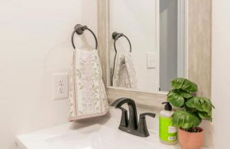 Cozy 3BR Country Retreat with Porch Games & Modern Comforts - Foto 12