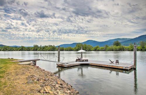 Waterfront Cabin with 2 Boat Docks and Mtn Views! - Foto 27