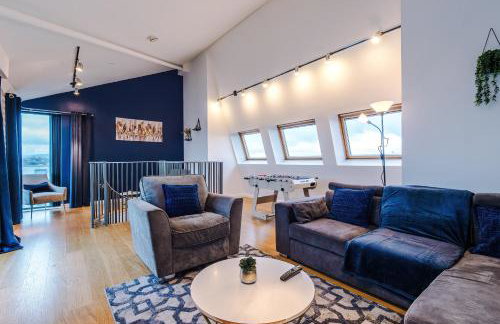 Stylish Penthouse, Free Parking, Pool Table, PS4 - Foto 18