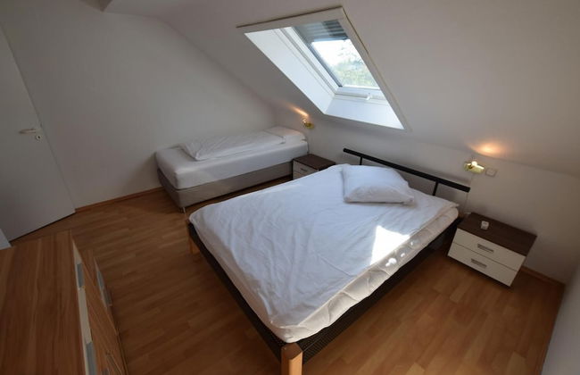 Tolstov-Hotels Generous 3 Room Apartment - Photo 10