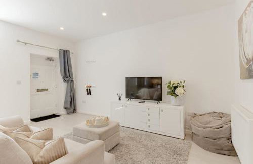 Elegant Epsom Family - Photo 9