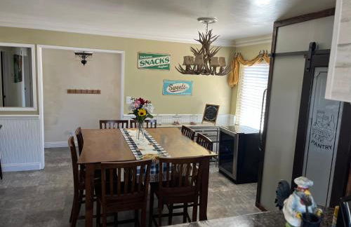 Peaceful & Cozy 3 bedroom Ranch-Home w/Fireplace - Foto 10