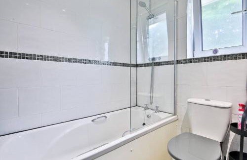 4 Modern Contractor Stay Bed with TV in Every Room and Parking in Swansea - Foto 13