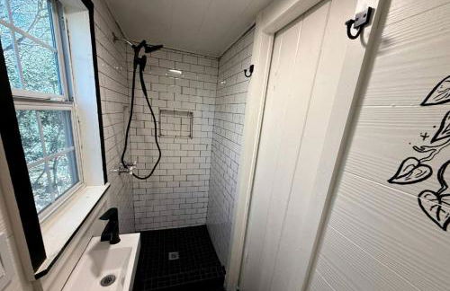 Whimsical Lakefront Tiny Home with Hand-Drawn Doodle Design Near Bastrop, Texas - Foto 6