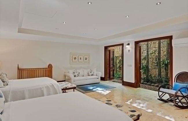 Magnificent Eight Bedroom Holiday Home - Photo 34