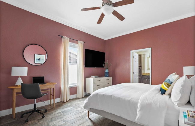 7bdr w/ Private Pool, Hot Tub, Fire Pit, Walk to Beach Tidal Wave by Avantstay - Foto 18