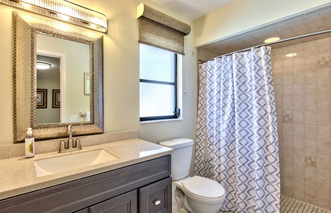 Avanti Vacation Rental, Relaxing 3-BR Retreat with Private Pool Minutes from Vanderbilt Beach and Delnor-Wiggins State Park. Enjoy Southern Exposure, BBQ Area, and Pet-Friendly Comfort - Foto 13