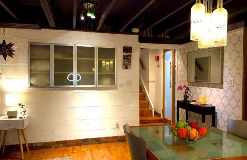 Live in this iconic East Side lower level unit - Foto 6