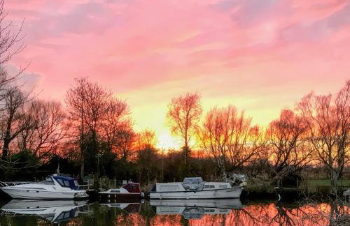 Riverside Retreat - Photo 23