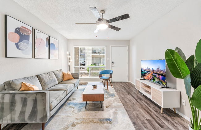 Soco 2BR Comfy Suite w Pool King bed Fast Wifi - Photo 14