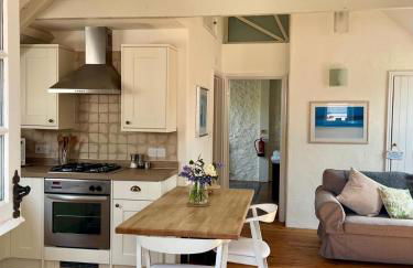 Norburton Hall Cottages - Photo 8