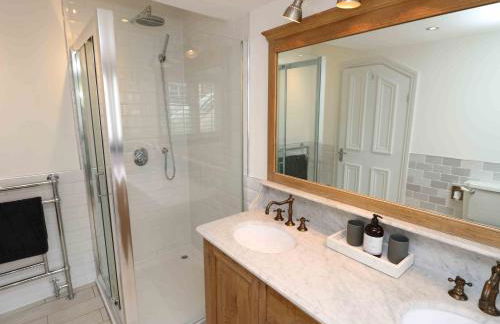 Perfect Retreat in Luxury & Historical Manor House - Photo 45