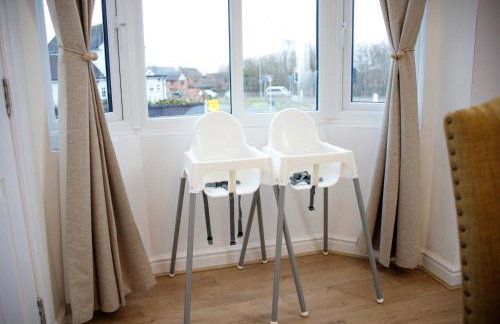 6 BR 3 Bath Spacious Tudor House & Free Parking - Foto 13