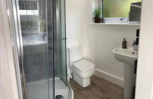 Blissful 4-Bedroom Home with Hot tub - Foto 27