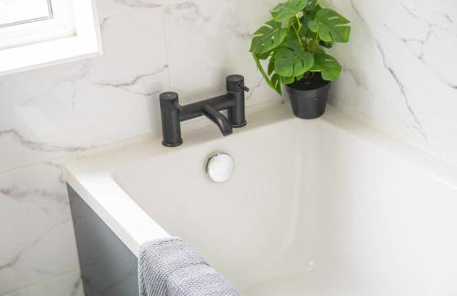 Stanion Luxurious 3 Bedroom Modern House Northamptonshire, Double, Twins, Single, Free Parking, Free Wi-Fi, Pets, Up to 8 Sleeps, 4 Smart TVs - Foto 9