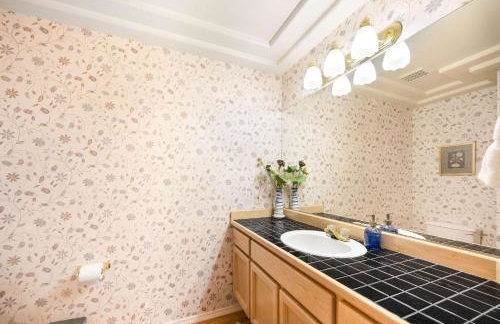 Brier 5BR Retreat w Pool Table Deck Central AC - Foto 40