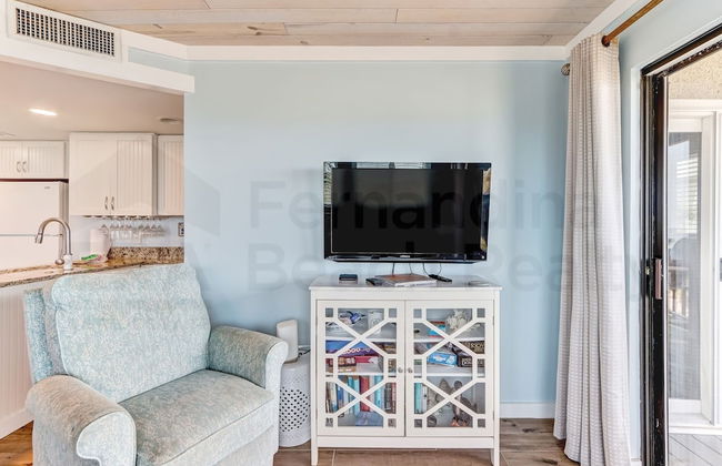 Newly Remodeled Oceanfront Condo with Salt Water Pool and Private Walkway to Beach by RedAwning - Foto 12