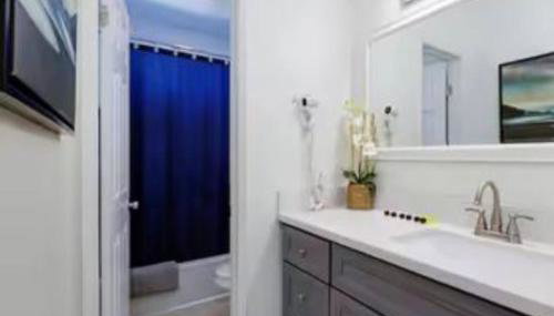 Relaxing 1 Story Villa Hot Tub BBQ By the Strip - Foto 5, Shower