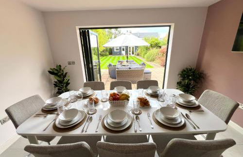 Luxury Family Home in Central Windsor with Large Garden, Games Room, Office, Parking & Pet-Friendly - Photo 32