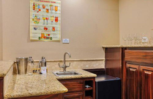 Retro Retreat - Fire Pit, Billiards, Media Room, Games - Photo 7