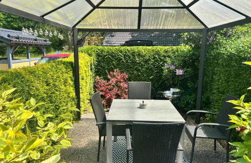 Ferienwohnung Schlossblick Direkt gegenüber dem Schloss, Rhododendronpark mit Terrasse und WLAN - Foto 3