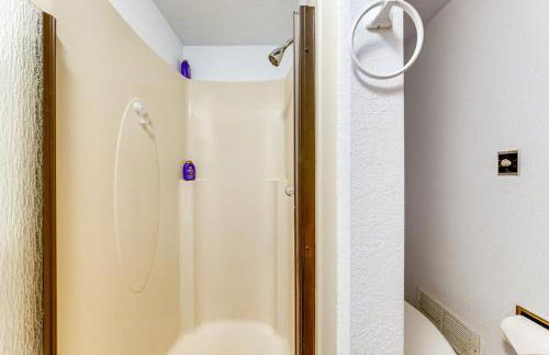 Serene La Conner Retreat with Fireplace and Deck! - Foto 19