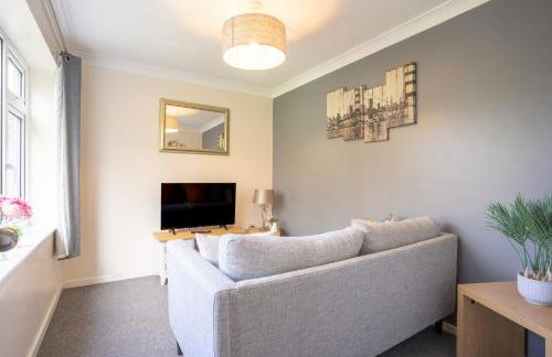 Raymond James Accommodation, sleeps up to 7, free parking, full amenities and garden - Photo 4