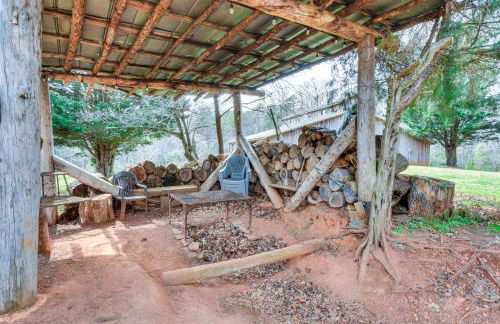 Clarkesville Rustic Hideaway on 38-Acre Farm! - Foto 21