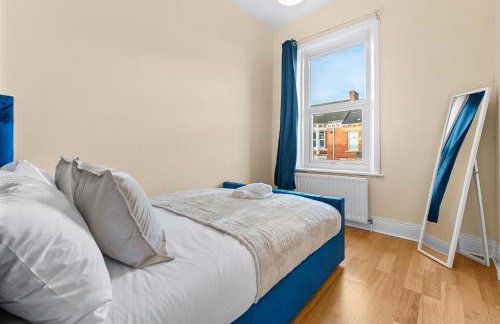 3 Bedrooms Elegant Homely House, Sleeps 6 Comfortably with 4 Double Beds, Newcastle, Free Street Parking, Business Travellers, Contractors, & Holiday Goers, Near all Major Transport Links in Newcastle & City Centre - Foto 15