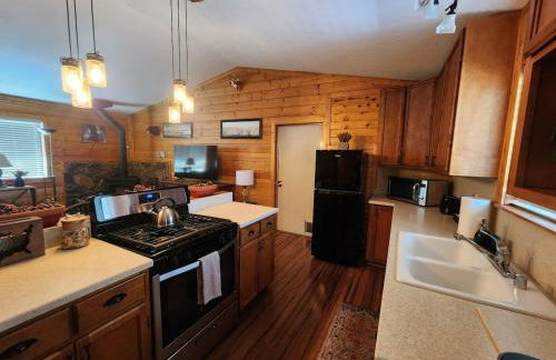 Bear Escapes II Affordable Luxury Cabin - Foto 14