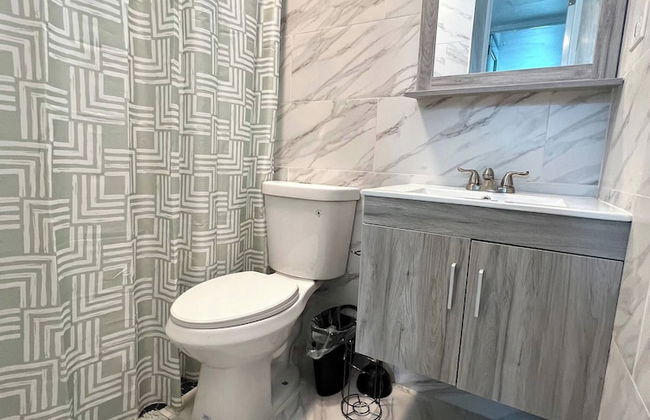 Stylish Remodeled 3BR w Yard Near Airport and Beaches - Photo 8