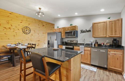 Cabin with King Bed , XBOX, HotTub, Games, Firepit , Stargazing Dome - Photo 30