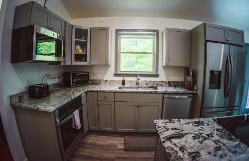 Resting Point - Hot Tub, Firepit, Spacious 4-BR Home - Foto 8