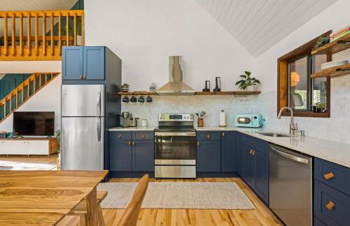 The Blue Forest Chalet - Kayak, Hike, Hot Tub - Foto 9