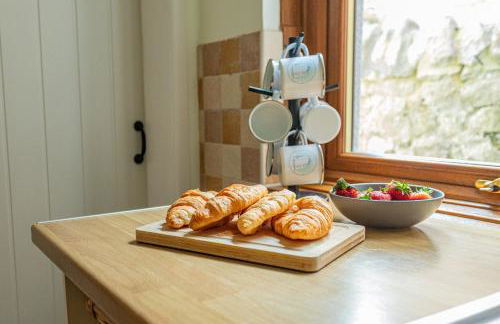 Dog Friendly Cosy Coastal Cottage with Sea Views - Photo 11