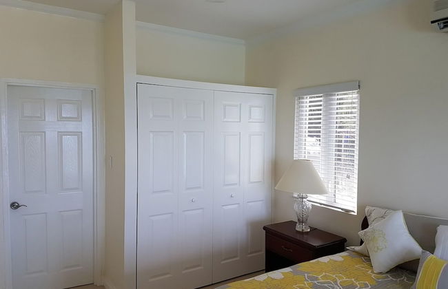 Je Suis Jamaica - 4 B R Beachfront Villa w Staff - Photo 32