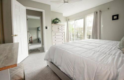 Serene Duplex Lakefront Retreat: sleeps up to 20 - Foto 11