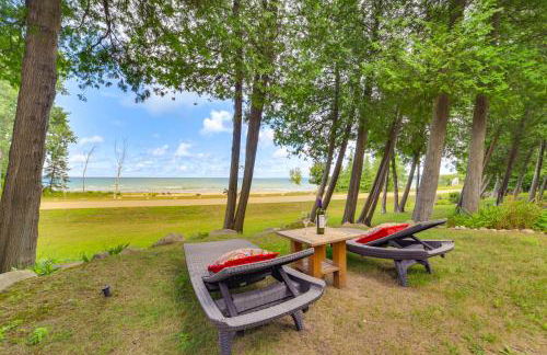 1 Mi to Dtwn! Lakefront Earl Young Charlevoix Home - Foto 25