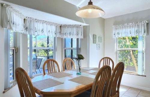 Lovely Lakeside 4-Bed Pool Home at Villa Sol-3125 - Foto 16