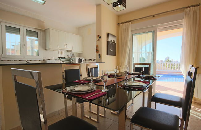 Sunny 3BR Villa w/ Endless Views & Heated Pool - Walk to Beach & Dining - Foto 9