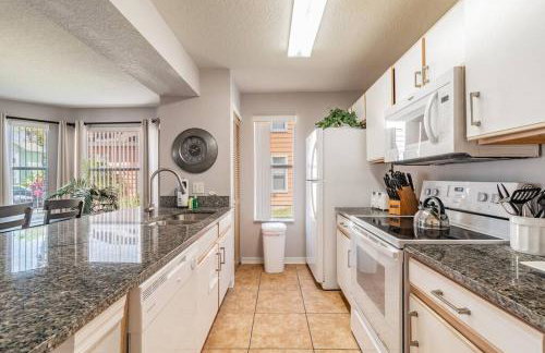 LOVE AT FIRST SIGHT! NEW Disney Home, Sleeps 6, Pool, Patio, NO Steps, LOW Rates! - Foto 57