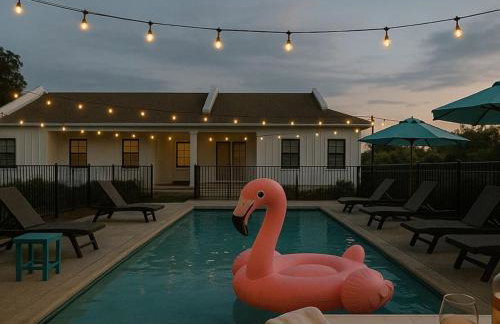 Seabreeze Haven 6 - Steps to Beach, Pet-Friendly, Pool, Fast WiFi - Photo 2