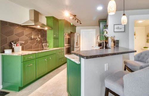 Charming Mountain Home Retreat Walk to Marina! - Foto 2