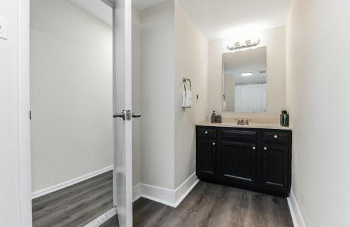 Pine Brook 818 I Pool Gym I Free Parking ! - Photo 2