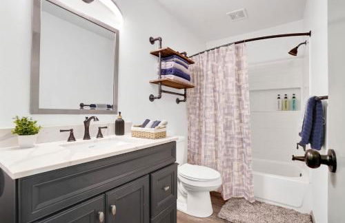 Treehouse Retreat 2Bed 2Bath Entire Townhome in The Woodlands - Foto 12